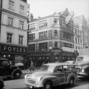 Foyles en las década de 1950, el edificio original es el de la derecha y a la izquierda se puede ver la ampliación. Foto de Russell Knight.