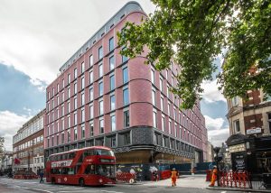 En la imagen se puede apreciar a la izquierda el actual Foyles, en el centro el nuevo edificio construido sobre la sede original y a la derecha el edificio que sirvió de ampliación del original.