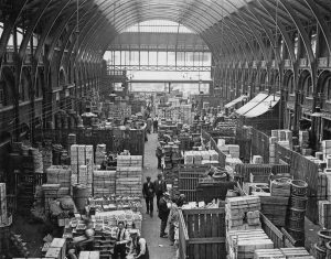 Interior de Covent Garden Market en la década de 1920. Postal de la época.