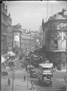 Shaftesbury Avenue en 1930. Imagen procedente de la University of St Andrews Library. 