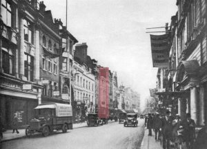 Bond Street en 1930 con el edificio de The Parisian marcado en rojo. Postal de la época.