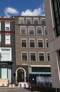 Edificio actual en el 8 Grafton Street. Solo se conserva el arco de entrada.