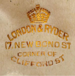 Interior de una caja de London & Ryder de la época.