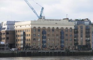 Edificio de los almacenes en la actualidad, visto desde la otra orilla del río.