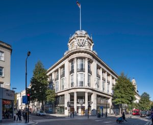 Whiteley's en Queens Road, ya convertida en Queensway, en 2003. El edificio ha sufrido una reforma posterior pero se conserva la fachada.