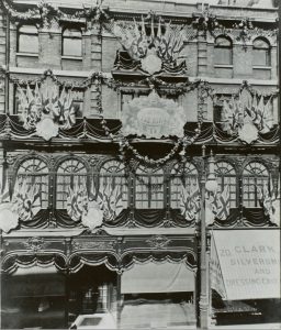 Fachada de Duveen Brothers engalanada para la coronacion de Edward VII en 1902. Imagen procedente de Duveen Brothers.