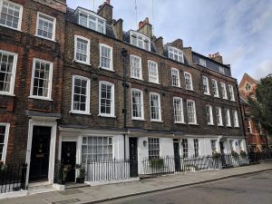 Barton Street en la actualidad. La placa azul de la derecha indica la residencia de T. E. Lawrence.