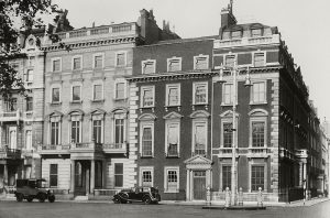 Grosvenor Square en 1932. Edificios actualmente demolidos. Fuente desconocida.
