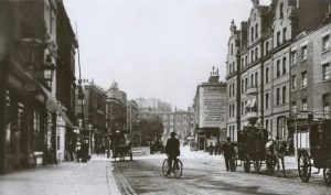 Montpelier Street en 1915. Postal de época.