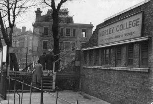 Restos del Morley Memorial College for Working Men and Woman tras los bombardeos de la Segunda Guerra Mundial. Imagen procedente del Department of Town Planning de Lambeth.