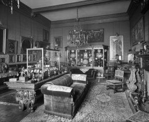 Interior de Bath House en 1911. La Sala Roja muestra vitrinas que contienen parte de la colección de Sir Julius Wernher. Fotografía de H. Bedford Lemere.