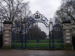 Verja de la casa en la entrada de Green Park por Piccadilly, a pocos metros de su ubicación original.