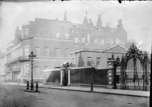 Fachada del edificio a principios del siglo XX. A la derecha se aprecia la verja de acceso a Devonshire House. Postal de época.