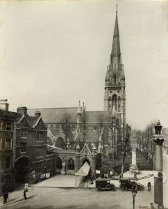 St. Mary Abbots Church en marzo de 1923. Imagen procedente del London Transport Museum.