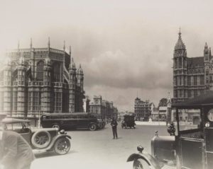 Tráfico circulando por Old Palace Yard, con Whitehall ySt. Margaret's al fondo, hacia 1920. Fotografía de George Davison Reid procedente del London Museum.