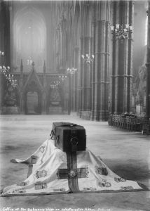 Ataúd del soldado desconocido frente al altar mayor de Westminster Abbey el 11 de noviembre de 1920. Fotografía procedente del Imperial War Museum.