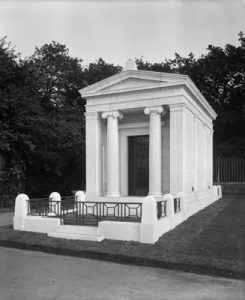 Mausoleo en Putney Vale Cemetery en 1912. Imagen procedente del Historic England Archive.