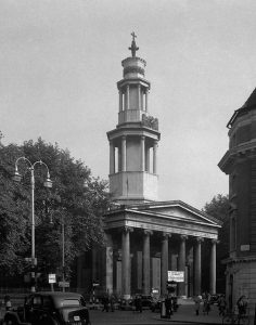 St. Pancras New Church en 1948. Fotografía de Peter Benton procedente de Wikimedia Commons.