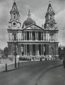 Vista de St. Paul's Cathedral hacia 1920 con la estatua de la reina en primer término. Fotografía de George Davison Reid procedente del London Museum.