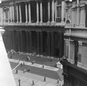 Escalinata de de St. Paul's Cathedral hacia 1950. Fotografía de Henry Grant procedente del London Museum.