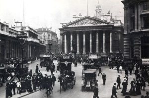 Bank of England y London Royal Exhange hacia 1910. Fotografía de Dr. Heinz Zinram procedente del London Transport Museum.