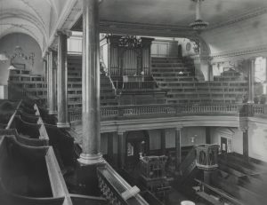 Capilla del Foundling Hospital hacia 1920. Fotografía de George Davison Reid procedente del London Museum.