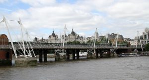 Hungerford Bridge en la actualidad. Fotografía de Tony Hisgett procedente de Wikipedia.