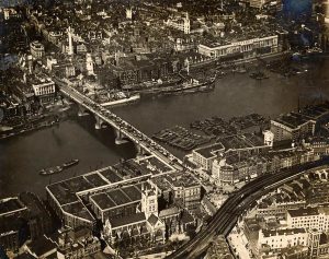 Vista aérea del London Bridge hacia 1928. Imagen procedente del London Transport Museum.