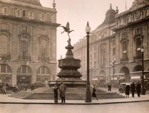 Eros Statue en Piccadilly Circus en 1932. Imagen procedente del London Transport Museum.