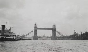 Vista de Tower Bridge desde Lower Pool en 1930. Fotografía de Albert Gravely Linney procedente del London Museum.