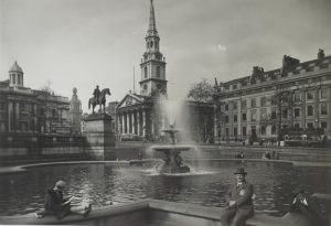 Trafalgar Square hacia 1920. Fotografía de George Davison Reid procedente del London Museum.