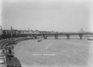 Waterloo Bridge hacia 1910. Fotografía de Christina Broom procedente del London Museum.