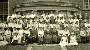 Estudiantes del departamento de Ciencias Sociales y del Hogar en 1916. Fotografía de Barbara Cornford.