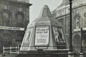 Anuncio callejero de las clases nocturnas del London County Council en 1944. Fuente desconocida.