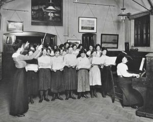 Clases de música en Laxon Street Evening Institute en 1914. Fuente desconocida.