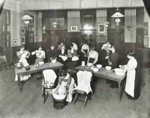 Clases de enfermería en Glyn Road Evening Institute en 1915. Fuente desconocida.