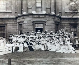 Estudiantes en la puerta de Slade School od Fine Art en 1905. Imagen procedente de Wikipedia.