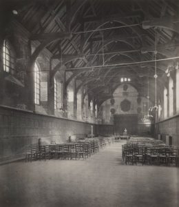 Interior de Westminster School hacia 1920. Fotografía de George Davison Reid procedente del London Museum.