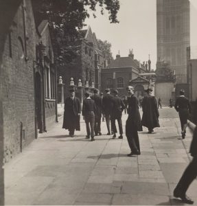 Estudiantes en Westminster School hacia 1920. Fotografía de George Davison Reid procedente del London Museum.
