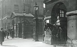 Soldado del Royal Horse Guards Regiment en la puerta del edificio en 1910. Imagen procedente de Wikipedia.