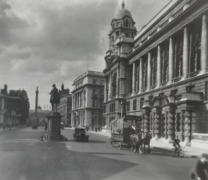 Ministerio de Defensa y Oficinas de la Corona en Whitehall hacia 1920. Fotografía de George Davison Reid procedente del London Museum.