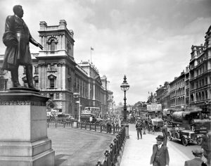 Whitehall vista desde Parliament Square hacia 1930. Fotografía de George Davison Reid procedente del London Museum.