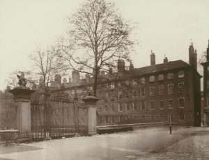 Gray's Inn en 1885. Fotografía de la Society for Photographing Relics of Old London procedente del London Museum.