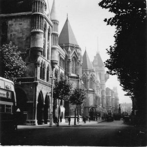Royal Courts of Justice en 1937. Fotografía de Alfred Thomson procedente de Wikipedia.