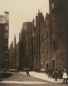 Lincoln's Inn Old Square en 1876. Fotografía de la Society for Photographing Relics of Old London procedente del London Museum.