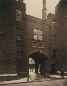 Lincoln's Inn Gatehouse en 1876. Fotografía de la Society for Photographing Relics of Old London procedente del London Museum.