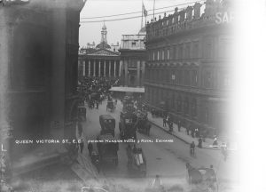 Vista de Queen Victoria Street con Mansion House al fondo hacia 1910. Fotografía de Christina Broom procedente del London Museum.