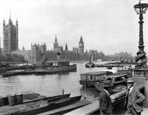 Palace of Westminster visto desde Lambeth Pier hacia 1930. Fotografía de George Davison Reid procedente del London Museum.
