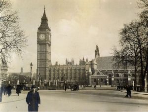 Palace of Westminster  visto desde Parliament Square en 1923. Fotografía de Topical Press procedente del London Transport Museum. 