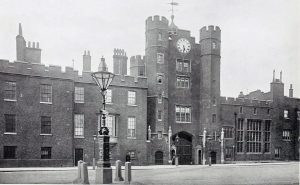 St. James's Palace en 1913. Fotografía de John Geddie publicada en «The royal palaces, historical castles and stately homes of Grat Britain».